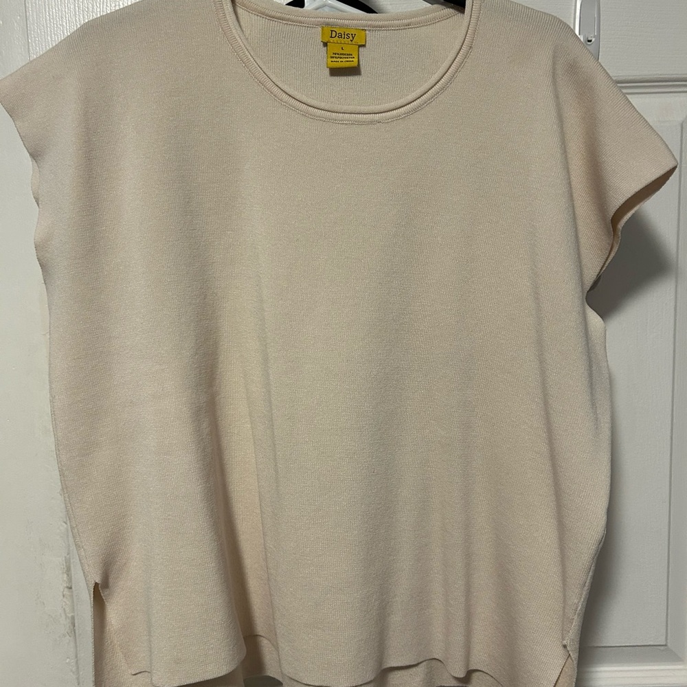 Daisy Women's Soft Cream Short Sleeve Top